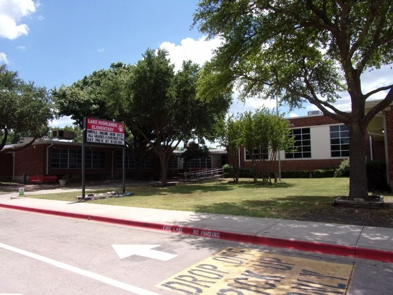 Front of Lake Highlands Elementary