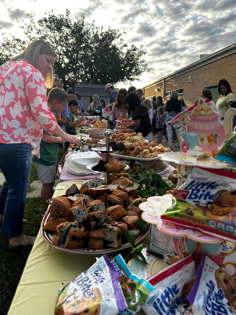 
Happy Mother's Day to all of our SCE moms and important ladies in the lives of our students. We enjoyed a quick celebration in the garden this morning at Muffins with Moms!